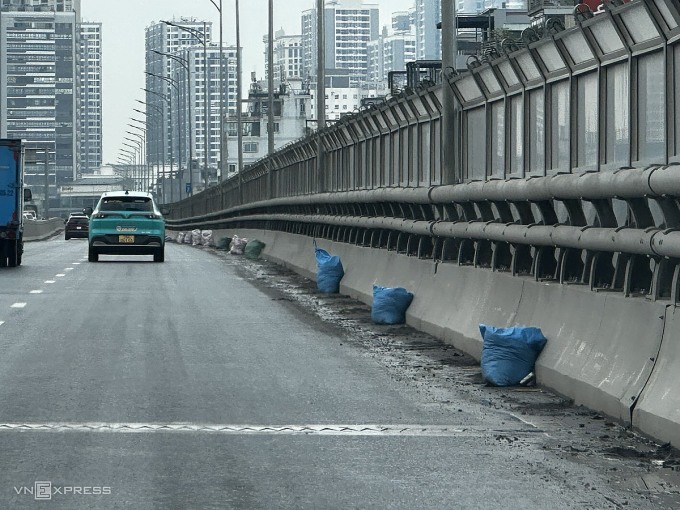 Rác trên đường vành đai 2 trên cao được Ban duy tu thu dọn ngày 9/5. Ảnh: Gia Chính