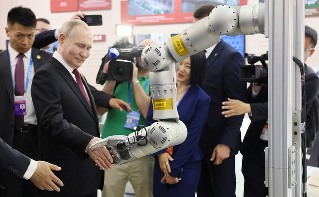 Tổng thống Nga Vladimir Putin bắt tay một robot tại buổi khai mạc EXPO Nga - Trung lần thứ 8 hôm 17-5Ảnh: SPUTNIK