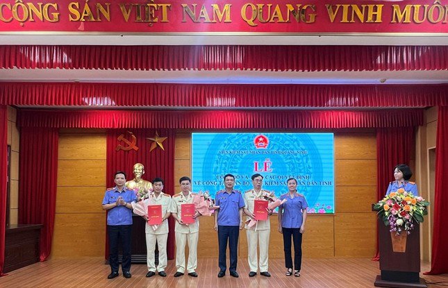 Lãnh đạo VKSND tỉnh Quảng Ninh trao Quyết định và tặng hoa chúc mừng các cán bộ được điều động, bổ nhiệm.