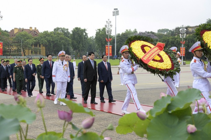 Đi đầu đoàn là Thủ tướng Phạm Minh Chính và Thường trực Ban Bí thư Lương Cường. Ảnh: Xuân Hoa