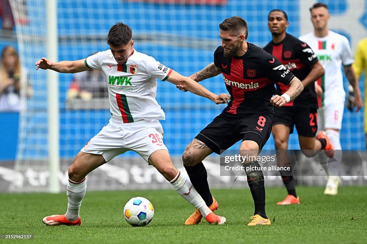 Leverkusen (áo đen) tạo ra áp lực quá lớn với Augsburg