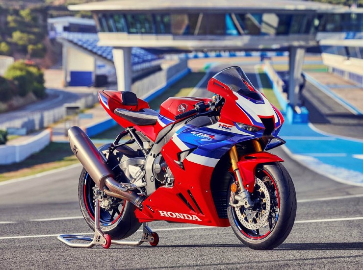 1. Honda CBR1000RR-R Fireblade SP đứng dầu danh sách này và là cỗ máy mạnh mẽ nhất hiện nay của Honda. Xe có sức mạnh đến từ loại động cơ 4 xi lanh thẳng hàng, dung tích 1000cc, cho công suất tối đa 214 mã lực. Mẫu xe này có giá bán đề xuất lên tới 28.900 USD (735,47 triệu đồng). Ngoài ưu điểm có sức mạnh nổi trội, mẫu mô tô này còn có hệ thống treo Apex, với các thành phần sẵn sàng cho đường đua do Ohlins sản xuất. Trong khi đó, thân xe có thiết kế khí động học cao, tăng cường độ ổn định và phanh đĩa xe Brembo Stylema 4 điểm nén piston.