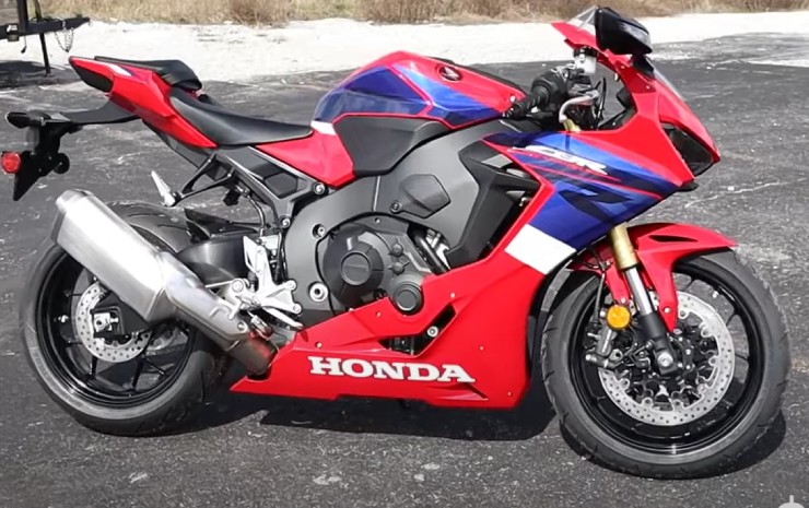 2. Honda CBR1000RR là dòng siêu mô tô thể thao, được thiết kế để đáp ứng các tay lái có yêu cầu sở hữu các mẫu mô tô với hiệu suất vượt trội trên đường phố và đường đua. Dòng xe CBR1000RR sở hữu động cơ 1000cc, 4 xi lanh, cho công suất tối đa 189 mã lực. Xe có ưu điểm là hệ thống treo tùy chỉnh hoàn toàn, phanh đĩa Brembo tiên tiến, và nhiều hệ thống điện tử hỗ trợ lái xe với màn hình điều khiển TFT.