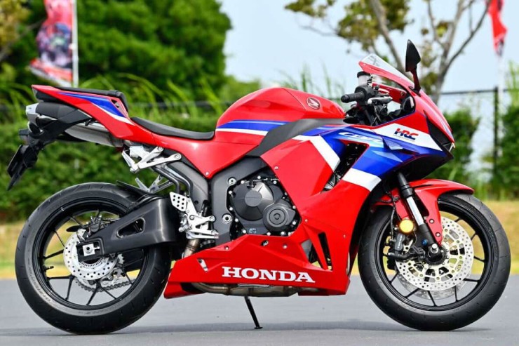 3. Honda CBR600RR thuộc phân khúc tầm trung, sẵn sàng chinh phục các cung đường phố cũng như đường đua. Xe có các thành phần khung gầm chắc chắn, giúp cho việc cua góc sắc nét. Khối động cơ xe loại 599cc, thiết kế 4 xi lanh,d dạt công suất mạnh mĩ mãn lên đến 119 mã lực. Mẫu xe này còn có hệ thống treo tuyệt vời.