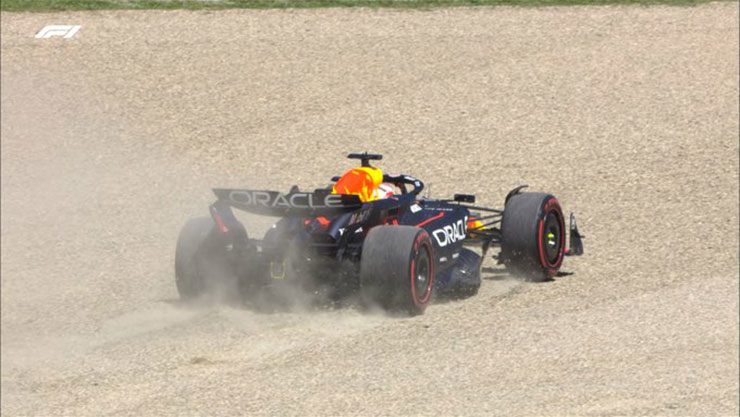 
Verstappen liên tục chạy ra ngoài đường đua