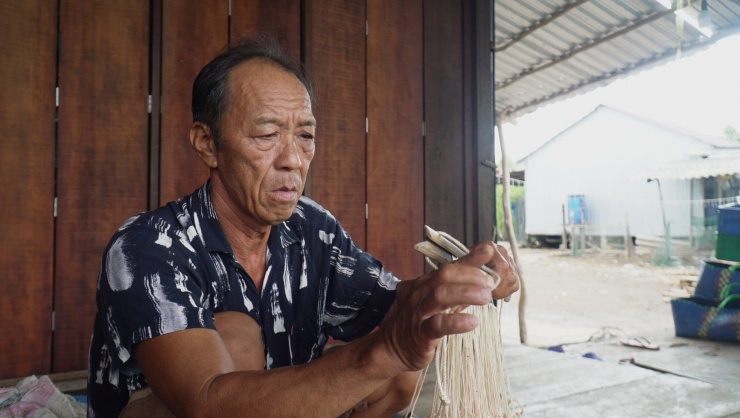 Nghề này đòi hỏi phải có nhiều kinh nghiệm từ việc chọn vùng nước có nhiều cá đến thả câu, thu dây câu và đặc biệt là kinh nghiệm sửa lưỡi câu để sao cho sắc nhọn nhất nước chảy lưỡi câu không bị xoắn.