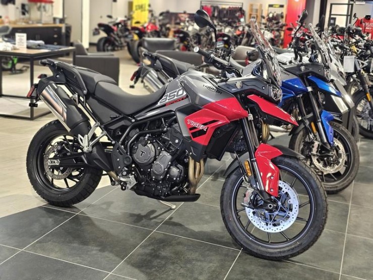 3. Triumph Tiger 850 Sport là dòng mô tô phượt thể thao tầm trung, có giá niêm yết 12.290 USD (312,76 triệu đồng). Mẫu xe này có đặc trưng nhấn mạnh vào việc vận hành trên đường thường, trang bị động cơ 3 xi lanh, dung tích 888cc, đạt công suất tối đa 84 mã lực.