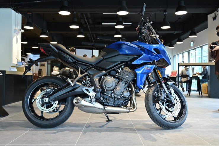 8. Triumph Tiger Sport 660 có giá đề xuất quốc tế là 9.695 USD (246,7 triệu đồng), là dòng xe thể thao phượt tầm trung, dễ tiếp cận và cũng là lựa chọn yêu thích cho nhiều người. Mẫu xe này không những vận hành có hiệu suất sắc nét, thiết kế thân thiện mà còn đem lại sự thoải mái cho người lái. Sức mạnh xe đến từ loại động cơ 3 xi lanh, dung tích 660cc, cho công suất tối đa 81 mã lực.