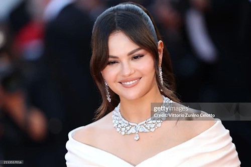 Selena Gomez gây bất ngờ với diện mạo mới mẻ mẻ trên thảm đỏ Cannes - 1