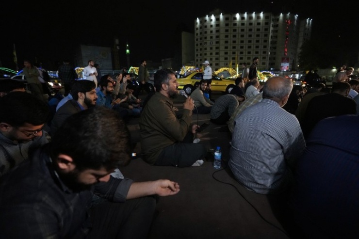 Người Iran cầu nguyện cho ông Raisi ở thủ đô Tehran. Ảnh: SkyNews