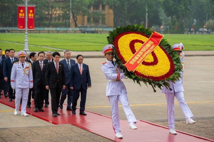 Lãnh đạo Đảng, Nhà nước cùng các đại biểu Quốc hội vào Lăng viếng Chủ tịch Hồ Chí Minh - 1
