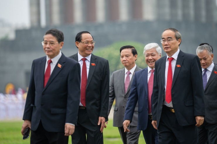 Lãnh đạo Đảng, Nhà nước cùng các đại biểu Quốc hội vào Lăng viếng Chủ tịch Hồ Chí Minh - 6