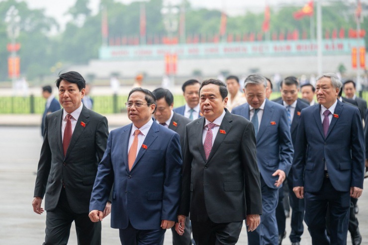 Lãnh đạo Đảng, Nhà nước cùng các đại biểu Quốc hội vào Lăng viếng Chủ tịch Hồ Chí Minh - 7