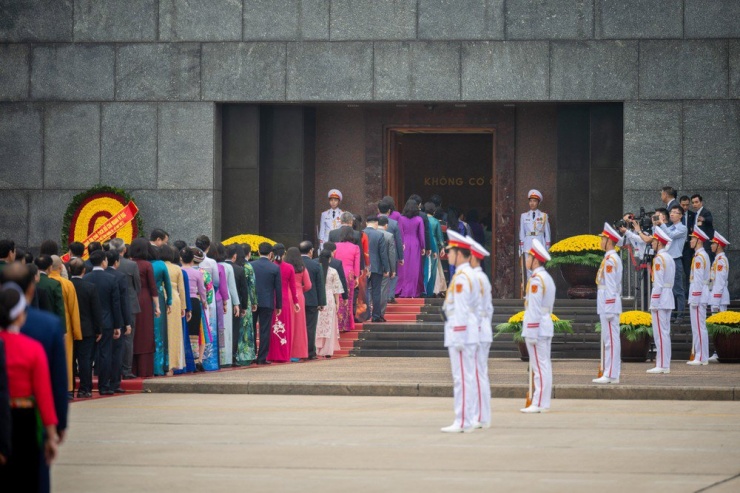 Lãnh đạo Đảng, Nhà nước cùng các đại biểu Quốc hội vào Lăng viếng Chủ tịch Hồ Chí Minh - 4