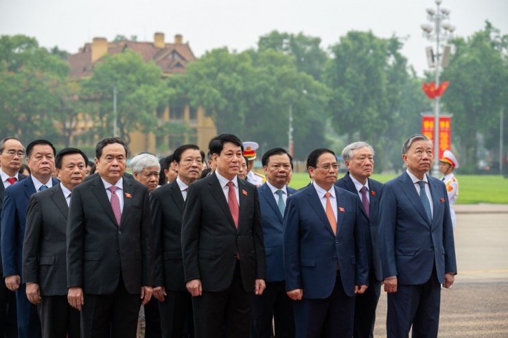 Lãnh đạo Đảng, Nhà nước cùng các đại biểu Quốc hội vào Lăng viếng Chủ tịch Hồ Chí Minh - 8