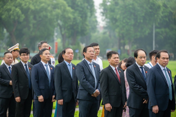 Lãnh đạo Đảng, Nhà nước cùng các đại biểu Quốc hội vào Lăng viếng Chủ tịch Hồ Chí Minh - 2