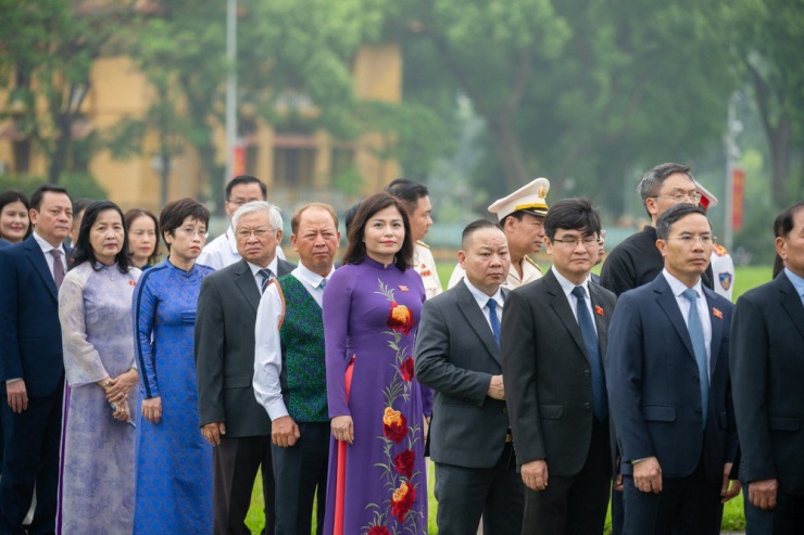 Lãnh đạo Đảng, Nhà nước cùng các đại biểu Quốc hội vào Lăng viếng Chủ tịch Hồ Chí Minh - 3