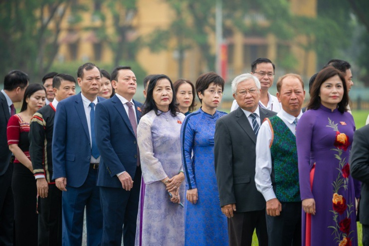 Lãnh đạo Đảng, Nhà nước cùng các đại biểu Quốc hội vào Lăng viếng Chủ tịch Hồ Chí Minh - 5