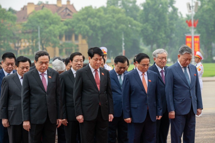 Lãnh đạo Đảng, Nhà nước cùng các đại biểu Quốc hội vào Lăng viếng Chủ tịch Hồ Chí Minh - 10