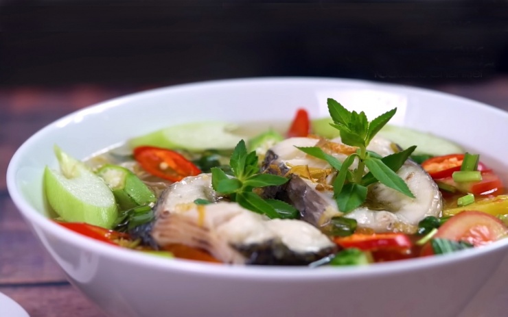  Gọi là canh chua vì đặc điểm chung của món này dù thay đổi theo công thức, vùng nào cũng buộc phải giữ vị chua thanh trong canh bằng nguyên liệu từ các loại hoa quả hay lá.