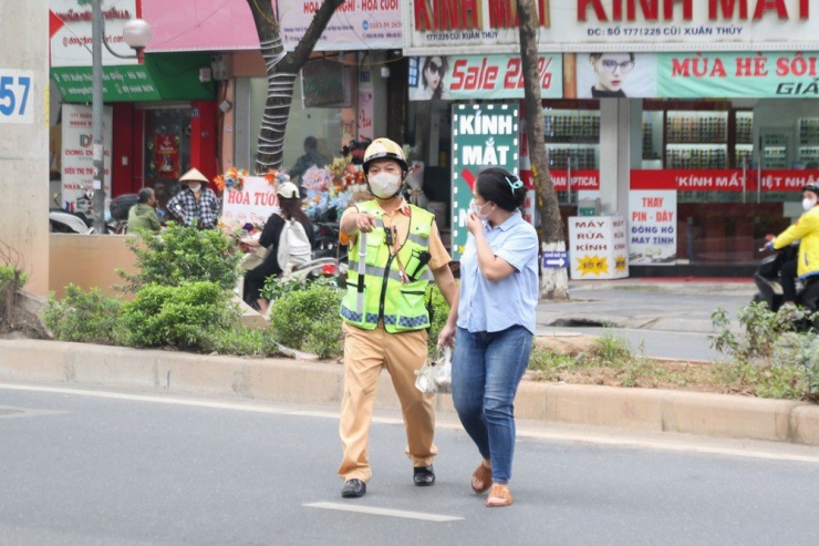 Không ít người tỏ ra bất ngờ khi bị CSGT gọi lại khi đang đi bộ tùy tiện sang đường.