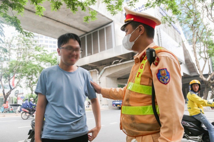 Nam sinh HHL - sinh viên một trường đại học tại khu vực Cầu Giấy khá bối rối khi thấy hiệu lệnh dừng của CSGT. Được cán bộ CSGT nhắc nhở, tuyên truyền về các quy định pháp luật, L đã nhận thức được hành vi vi phạm của mình và cam kết không tái phạm.