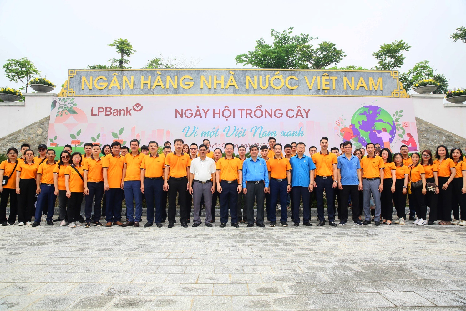 Ngày 19/5 vừa qua, đại diện lãnh đạo LPBank, lãnh đạo Công đoàn Ngân hàng Nhà nước Việt Nam và Ngân hàng Nhà nước tỉnh Tuyên Quang triển khai “Ngày hội trồng cây – Vì một Việt Nam xanh” tại Khu di tích lịch sử ngành Ngân hàng Việt Nam.