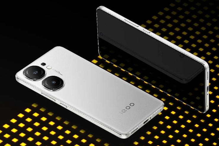 iQOO Neo9S Pro provides stronger performance.