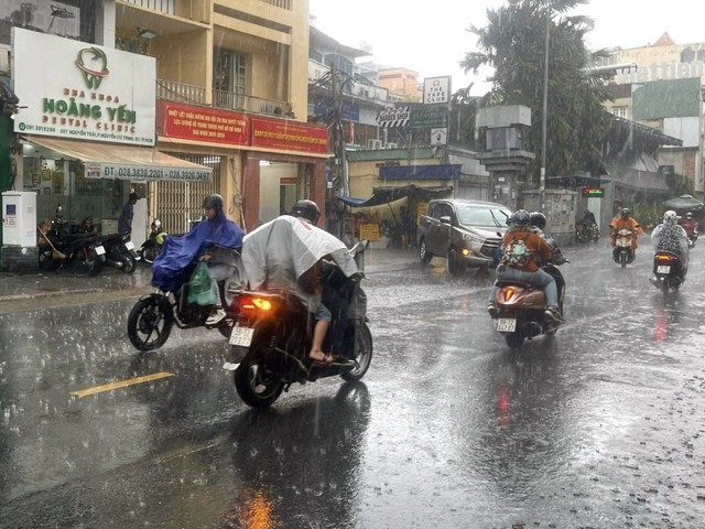 Mưa lớn bất ngờ, nhiều người không kịp mặc áo mưa