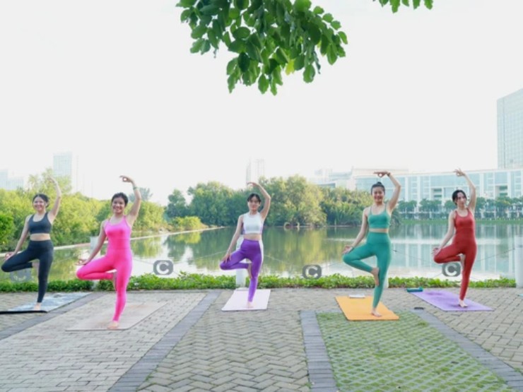 Nhiều người cho rằng, ngoài động tác yoga thì trang phục bó sát cơ thể, khi mặc ở nơi công cộng dễ gây phản cảm.
