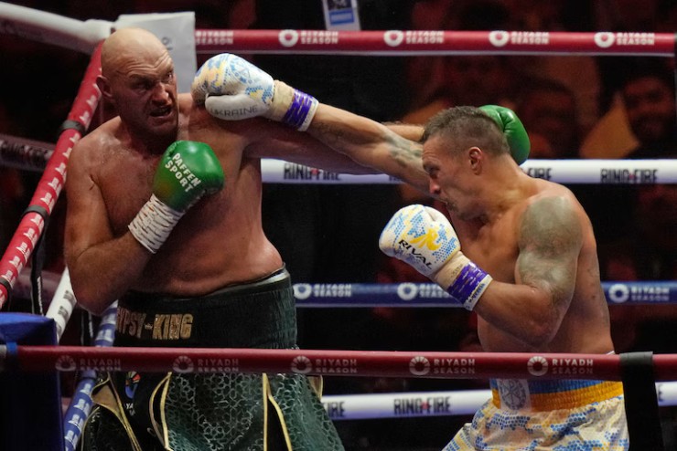 Fury (bên trái) không phục khi bị xử thua tính điểm trước Usyk (phải)