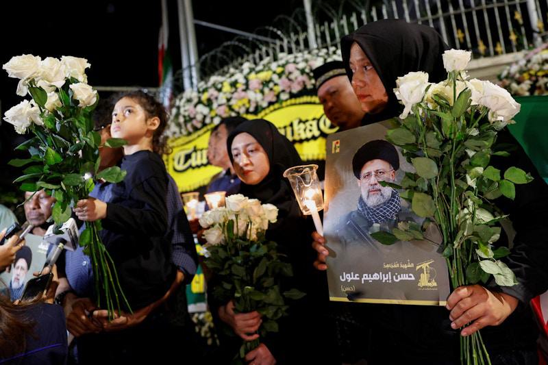 Người dân Iran tưởng niệm cố Tổng thống Raisi (ảnh: Reuters)
