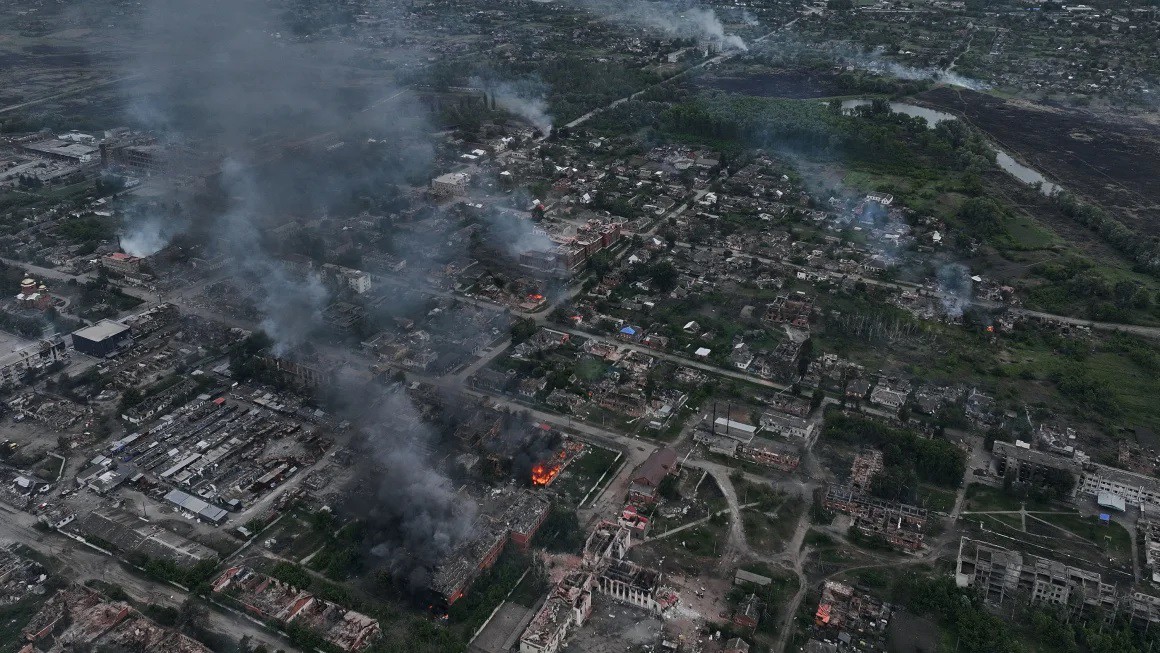 Thị trấn Vovchansk bị tàn phá do xung đột (ảnh: Guardian)