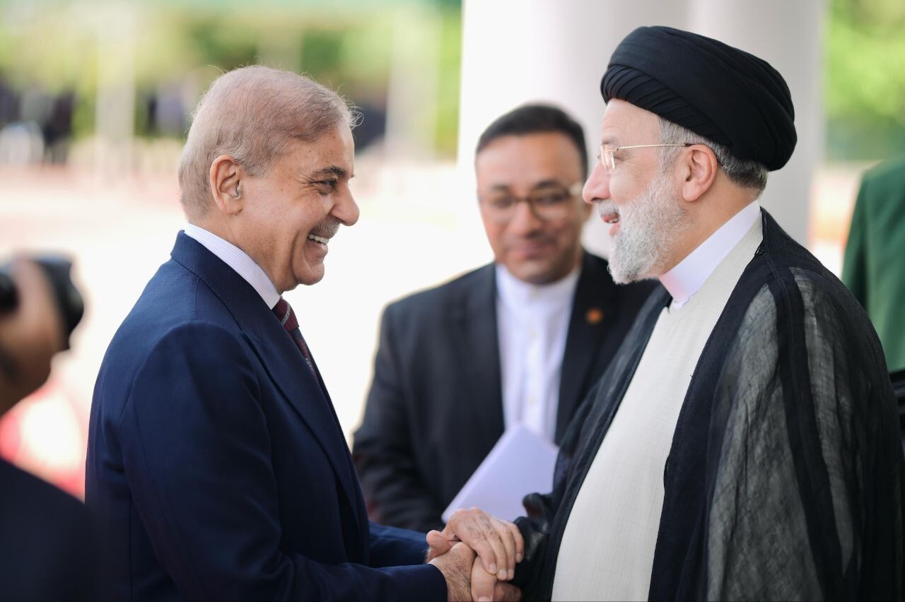 Thủ tướng Pakistan&nbsp;Shehbaz Sharif (trái) bắt tay Tổng thống Iran&nbsp;Ebrahim Raisi trong một sự kiện. Ảnh: IRNA