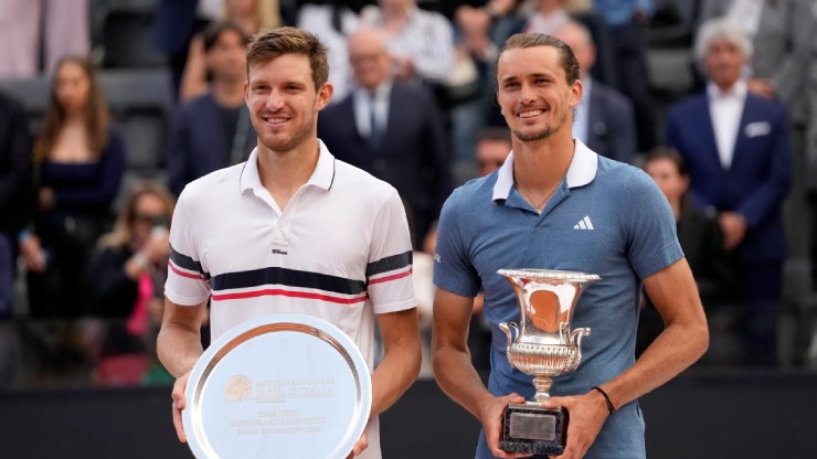 Zverev (phải) vượt qua Nicolas Jarry (trái) 6-4, 7-5, tại chung kết Rome Open hôm 19/5