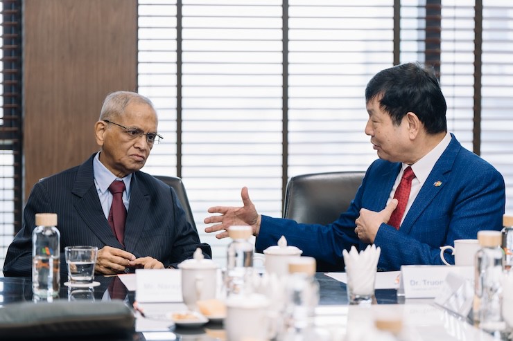 Ông&nbsp;Narayana Murthy và ông Trương Gia Bình đang trao đổi với nhau.