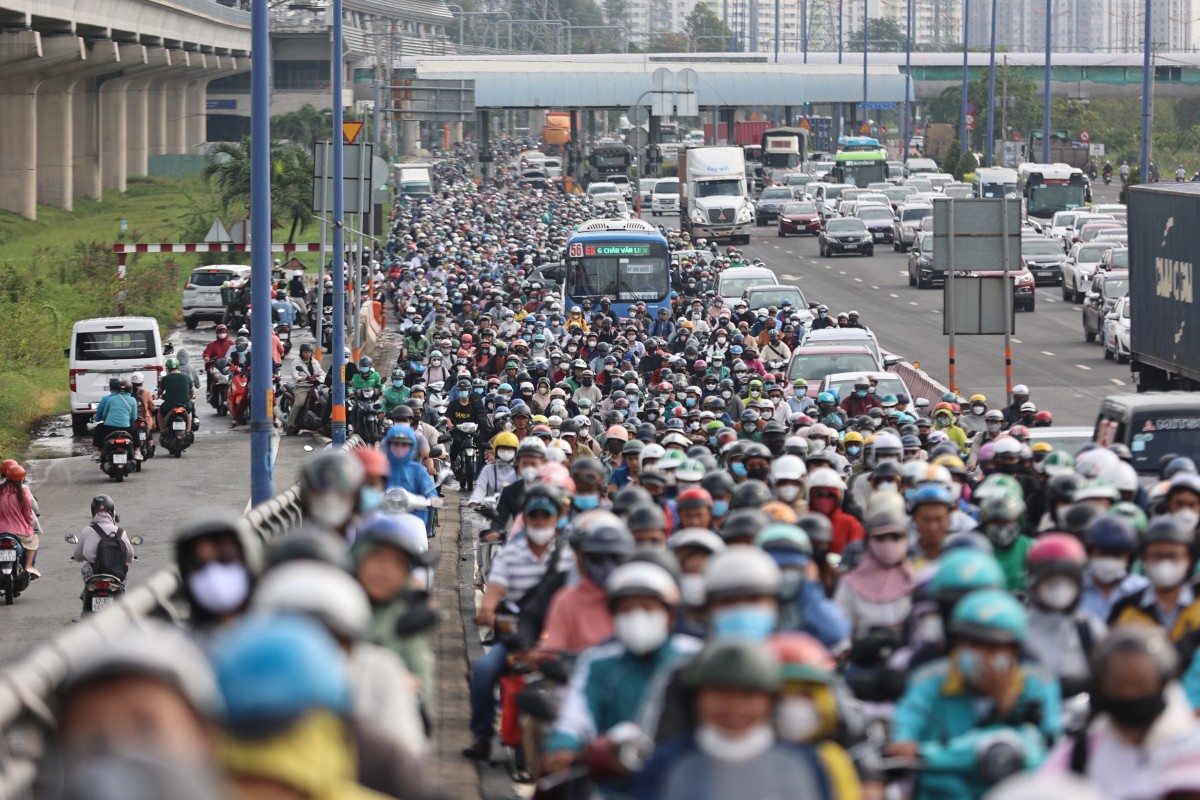 Xe máy, ôtô dày đặc nhích từng chút một lên cầu Rạch Chiếc hướng về trung tâm thành phố.