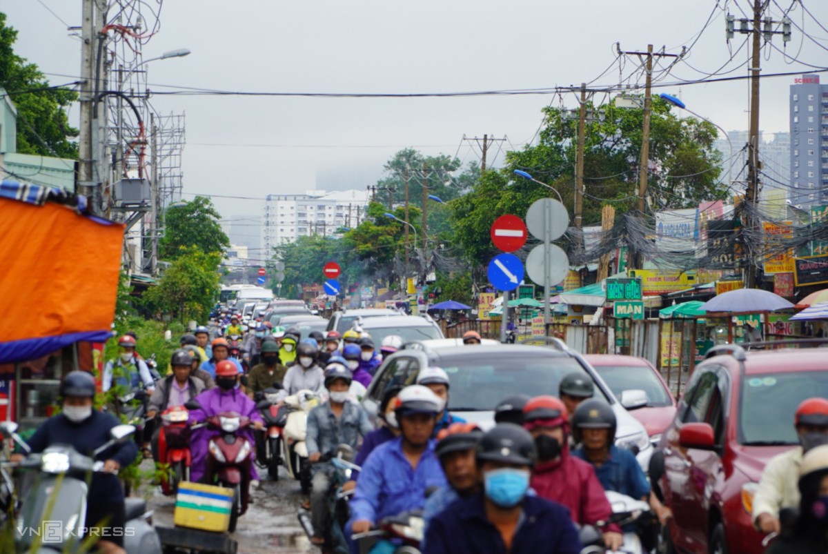 Xe ùn tắc khoảng một km trên đường Lương Định Của từ khu vực nút giao ngược về đường Nguyễn Hoàng do người dân dồn đến đây vào giờ cao điểm