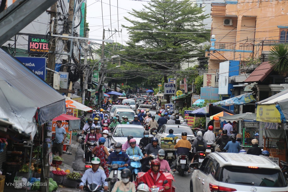 Khi một số đường lớn quanh Bến xe miền Đông bị ùn tắc, nhiều người đi vào đường nhỏ, hẻm để thoát kẹt xe khiến tình hình giao thông ở đây ùn ứ kéo dài.