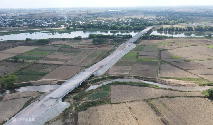 Tương tự dự án đường tránh lũ kết hợp phát triển đô thị Nam Phước dài 4 km, từ quốc lộ 1 đến xã Duy Trung, do huyện Duy Xuyên làm chủ đầu tư với vốn 250 tỷ đồng. Đây là công trình trọng điểm của huyện Duy Xuyên nhằm giảm tải ùn tắc giao thông trên quốc lộ 14H đi qua thị trấn Nam Phước, góp phần thay đổi diện mạo phát triển cơ sở hạ tầng và giúp liên kết phát triển đô thị Nam Phước.