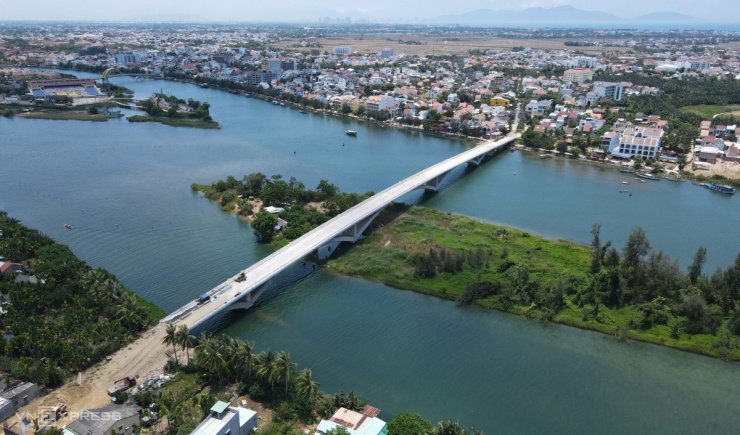 Cách cầu Trà Đình hơn 20 km về phía đông bắc, cầu Thanh Nam dài 344 m, rộng 10,5 m cùng hệ thống đường dẫn dài gần 200 m bắc qua nhánh sông Thu Bồn, nối phường Cẩm Châu và Cẩm Nam, do TP Hội An làm chủ đầu tư.