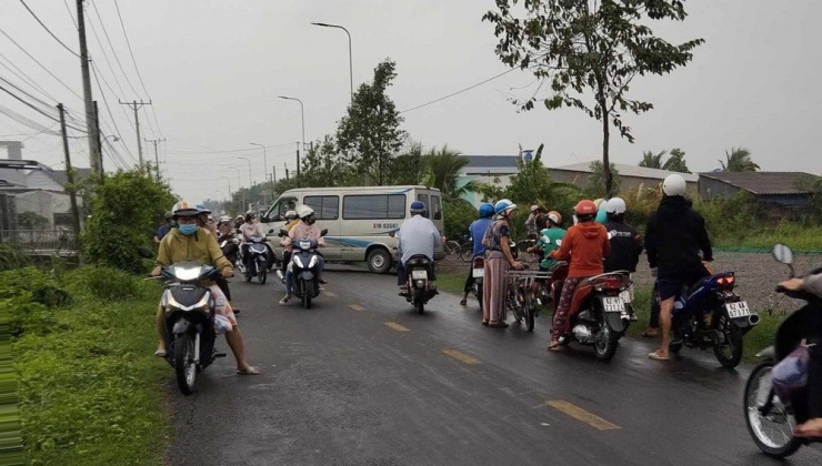 Người dân hiếu kỳ đến khu vực nơi ông T bị sét đánh tử vong. Ảnh: CĐLA