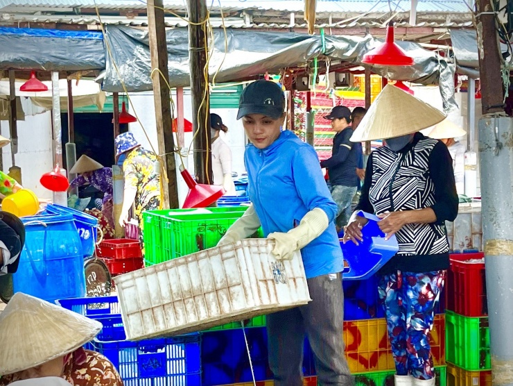 Chị Hoàng Thị Thu (46 tuổi, ở phường Vĩnh Trường) chia sẻ: “Tôi làm nghề phụ hồ nhưng bữa giờ thất nghiệp chưa có ai thuê, may sao trúng đợt cá cơm nên ra đây làm kiếm vài đồng lo cơm nước cho chồng con qua ngày”.