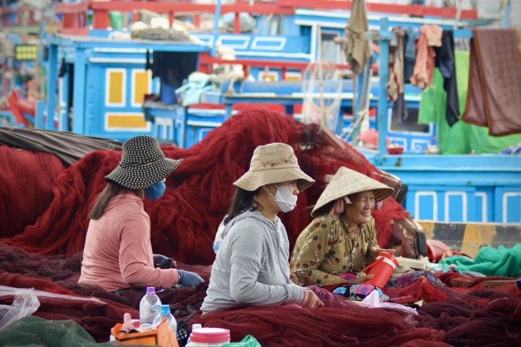 Một số phụ nữ còn mưu sinh bằng nghề vá lưới thuê sau mỗi chuyến ra khơi. Vá lưới biển tuy công việc nhẹ nhàng nhưng đòi hỏi người vá lưới phải ngồi từ sáng đến chiều tối, mình mẩy ê ẩm.