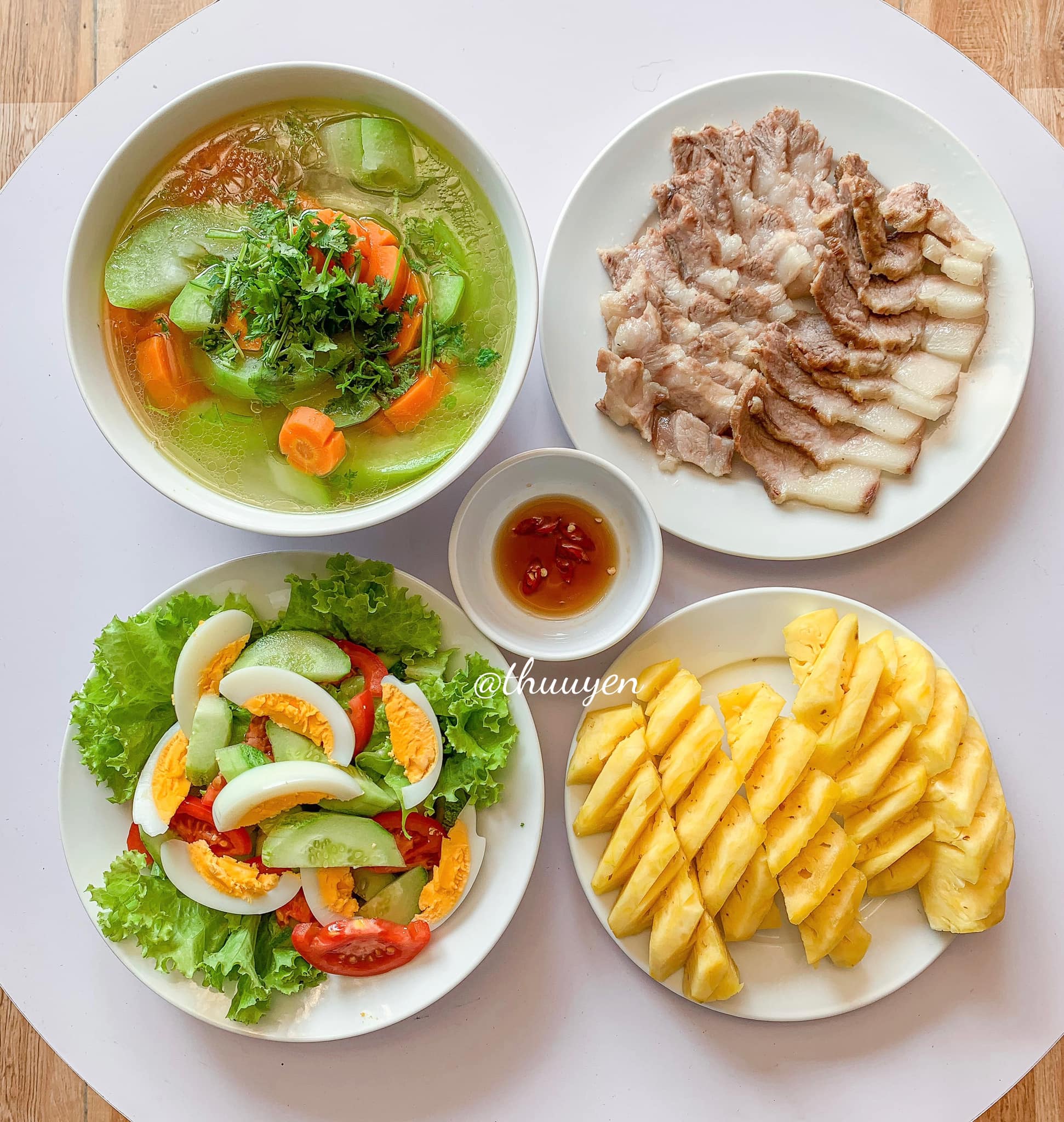 Canh rau củ, salad trứng, thịt luộc, dứa.