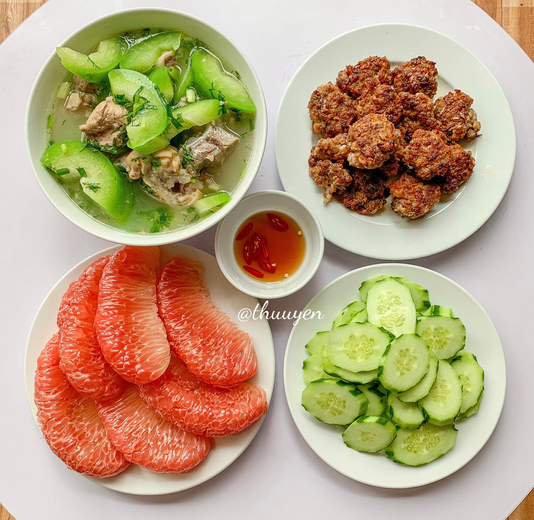 Canh bí xương, chả thịt viên, dưa chuột, bưởi.