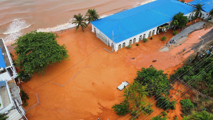 Cát tràn ngập qua đường và nhà hàng kề biển trên đường Huỳnh Thúc Kháng, phường Mũi Né. Ảnh: Nguyên Tư