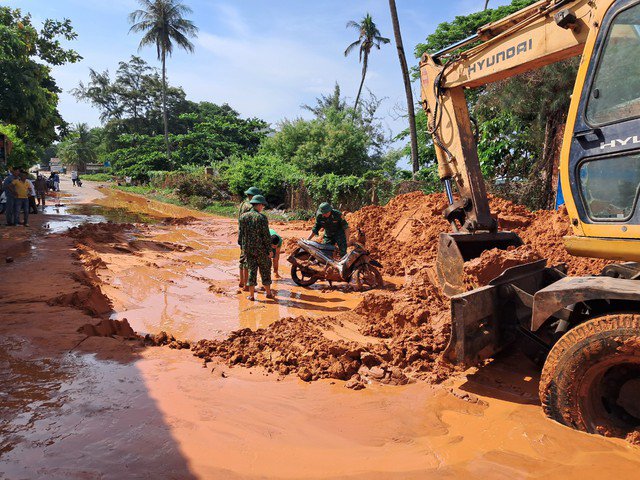 Lực lượng vũ trang hỗ trợ dọn dẹp hiện trường