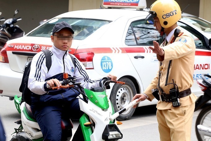 Cảnh sát giao thông Hà Nội trong một lần xử lý học sinh đi xe máy điện vi phạm giao thông. Ảnh: Phương Sơn