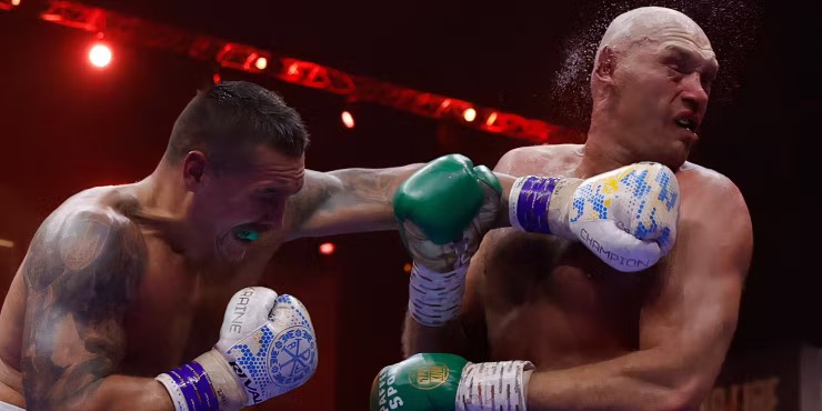 Nếu trọng tài bắt chính xác hơn, Usyk (trái) đã knock-out Fury (phải) ở hiệp 9